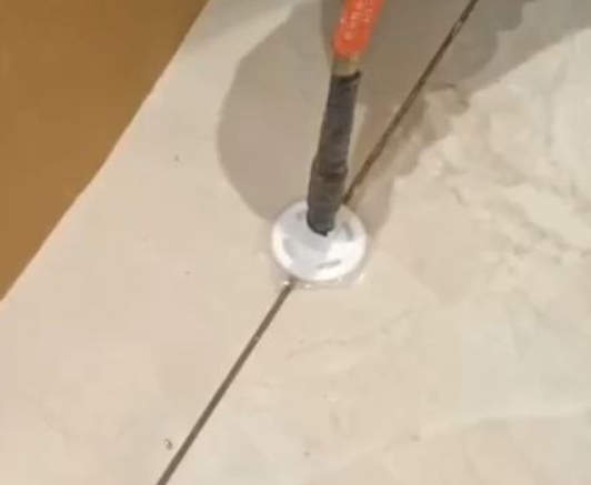 定西瓷砖空鼓维修公司专业解答瓷砖在铺贴过程中，如果没有涂抹均匀到位的粘结材料（如水泥砂浆或瓷砖胶），可能会导致以下问题