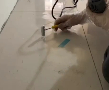定西瓷砖开裂维修公司专业分享瓷砖在铺贴前如果没有沥干水分，将会导致以下问题